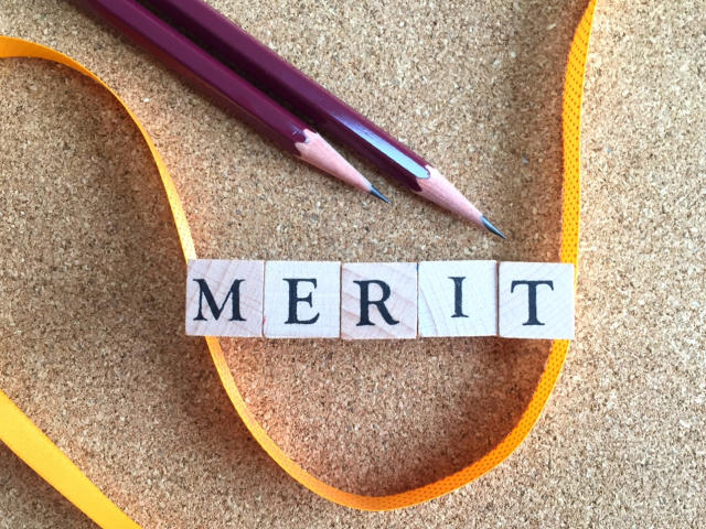 MERITの文字と鉛筆
